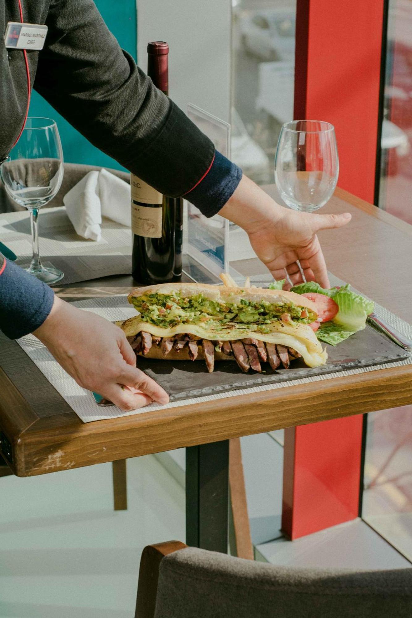 Metria Hotel 莱昂 外观 照片 A waiter serving a steak