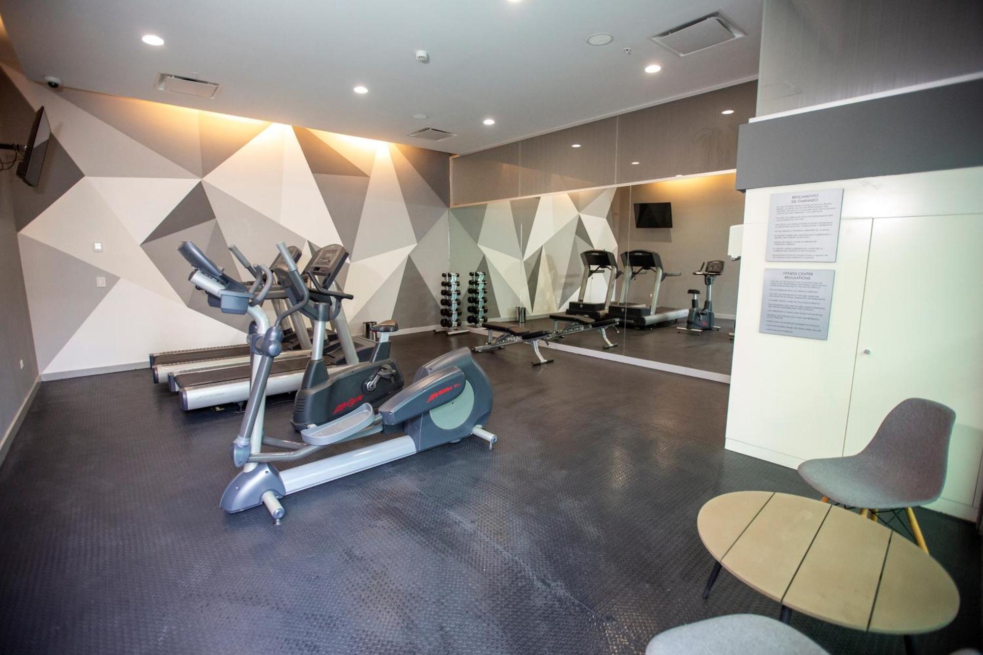 Metria Hotel 莱昂 外观 照片 The gym at the hotel