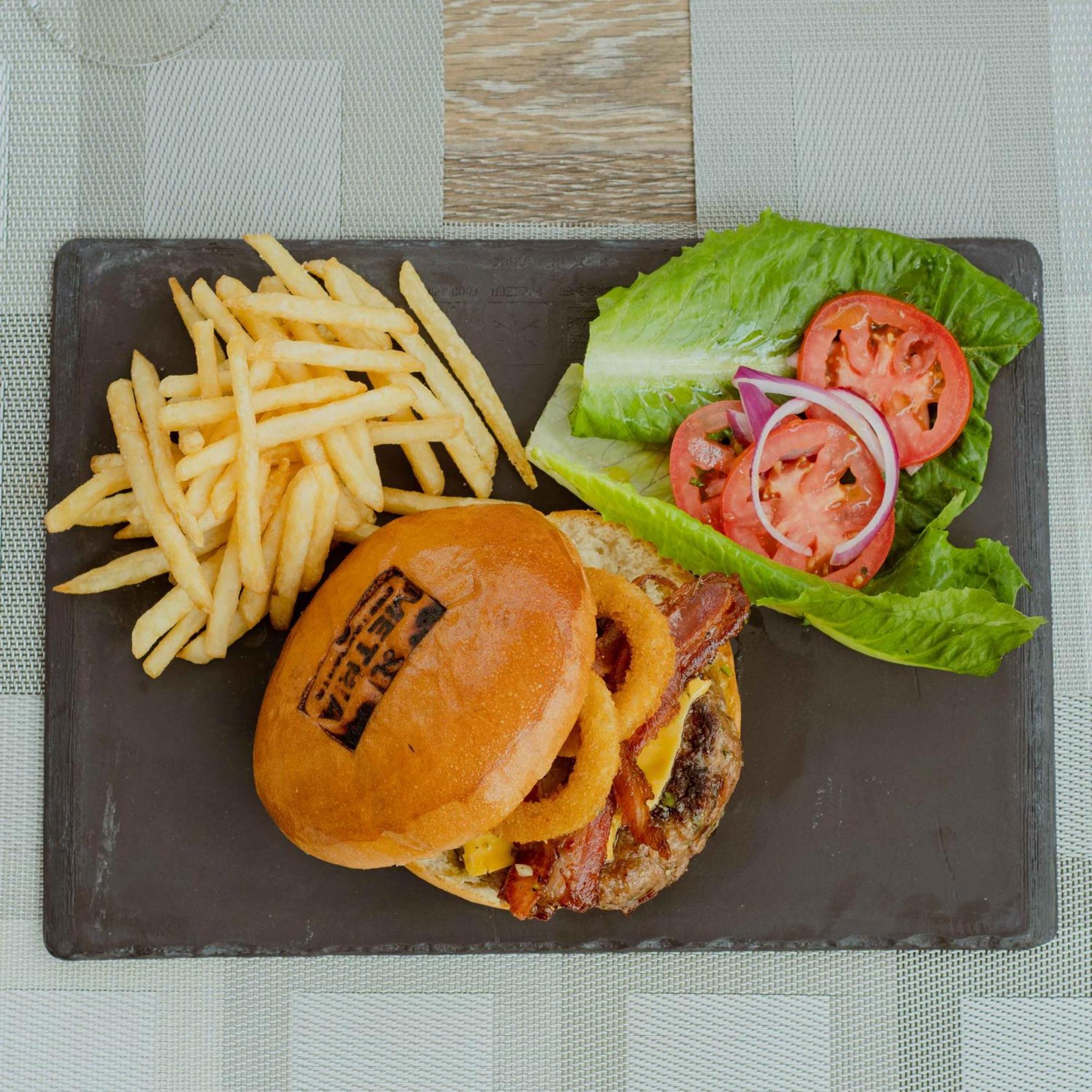 Metria Hotel 莱昂 外观 照片 A cheeseburger with fries