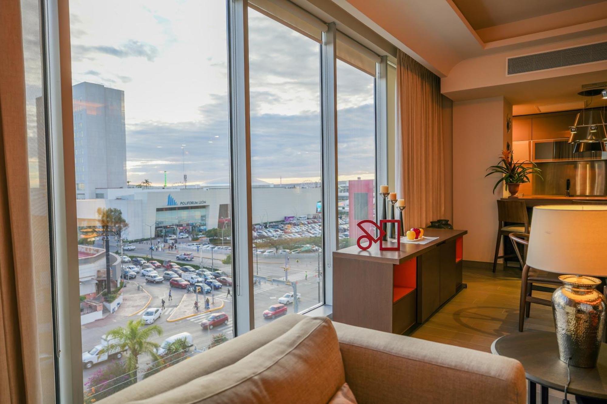 Metria Hotel 莱昂 外观 照片 A view from a suite at the JW Marriott Phoenix.